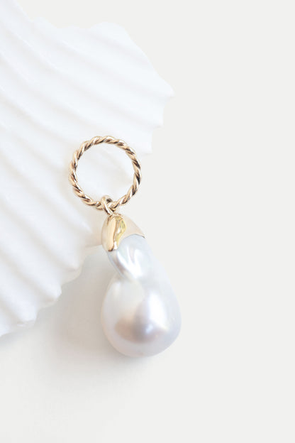 Baroque Pearl Pendant with a Twist
